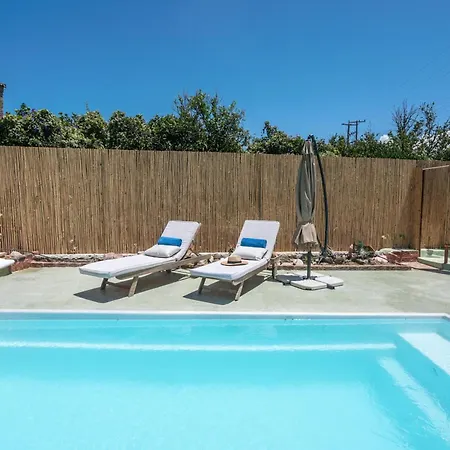 Eco Olive Treehouse مكان تخييم