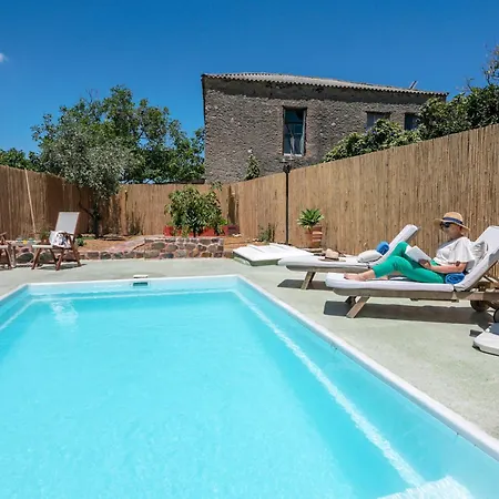 Eco Olive Treehouse مكان تخييم