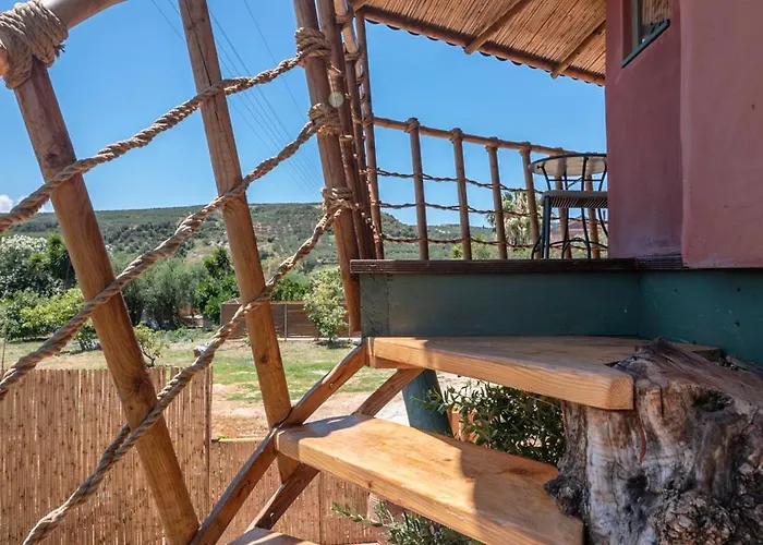 Eco Olive Treehouse مكان تخييم *