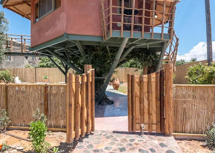 مكان تخييم Eco Olive Treehouse